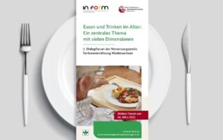 DGE Broschüre "Essen und Trinken im Alter: Ein zentrales Thema mit vielen Dimensionen" auf einem Teller mit Besteck.