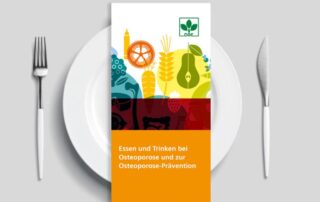 Dekoratives Foto zu Informationsmaterialien zum Thema "Essen und Trinken bei Osteoporose und zur Osteoporose-Prävention". Die Broschüre ist auf einem Teller angerichtet mit Messer und Gabel.
