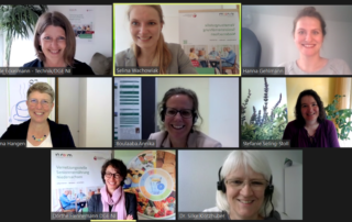Verschiedene Kacheln mit Menschen während eines Online-Meetings.