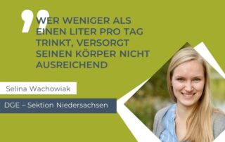 Folie mit grünem Farbton und Zitat von Selina Wachowiak: "Wer weniger als einen Liter pro Tag trinkt, versorgt seinen Körper nicht ausreichend"