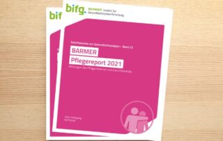 Titelseite des "BARMER Pflegereports 2021", die Vorderseite ist überwiegend in pinker Farbe.