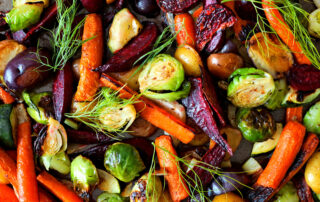Verschiedene Gemüsesorten als Ofengemüse, wie Rosenkohl oder Karotten