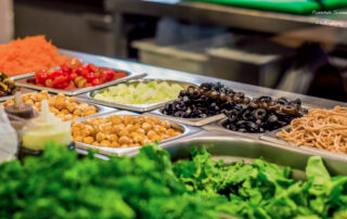 Verschiedene Gemüse und Beilagen in einem Edelstahl-Büffetbehälter