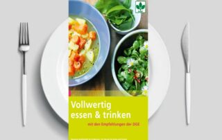 Titelbild der DGE-Broschüre "Vollwertig essen & trinken", zusätzlich abgedruckt sind verschiedene Speisen