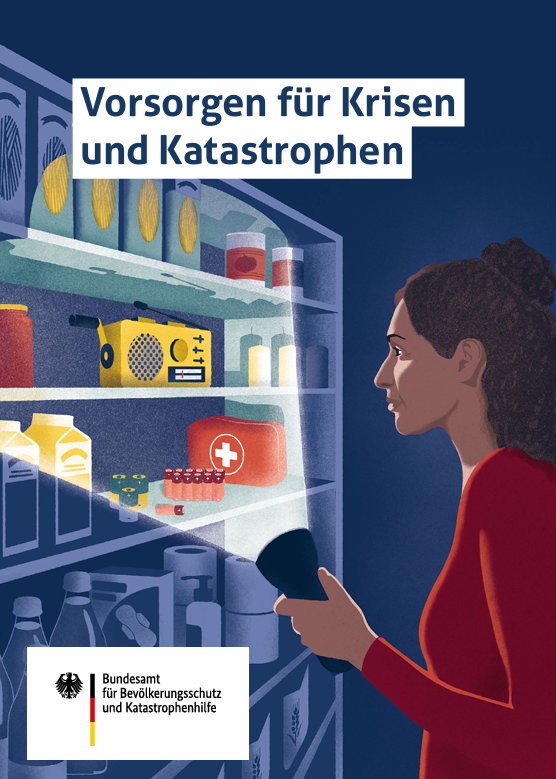Cover des Ratgebers "Vorsorgen für Krisen und Katastrophen". Eine Frau leuchtet im Dunkeln mit einer Taschenlampe zum Vorratsschrank gefüllt mit Wasser, Radio, Batterien und Erste-Hilfe-Set.