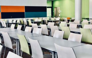 Leere Tische und Stühle in einer Mensa