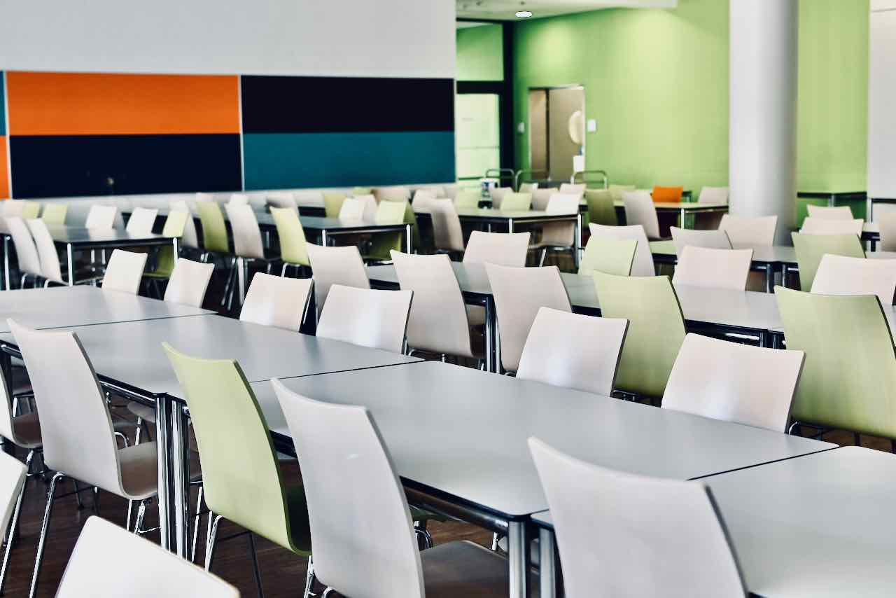 Leere Tische und Stühle in einer Mensa