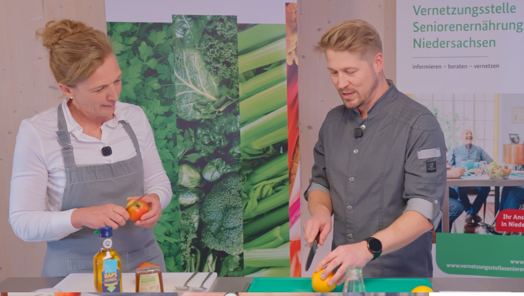 Koch und Köchin schneiden Obst