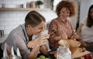 2 junge Frauen bereiten Essen zu