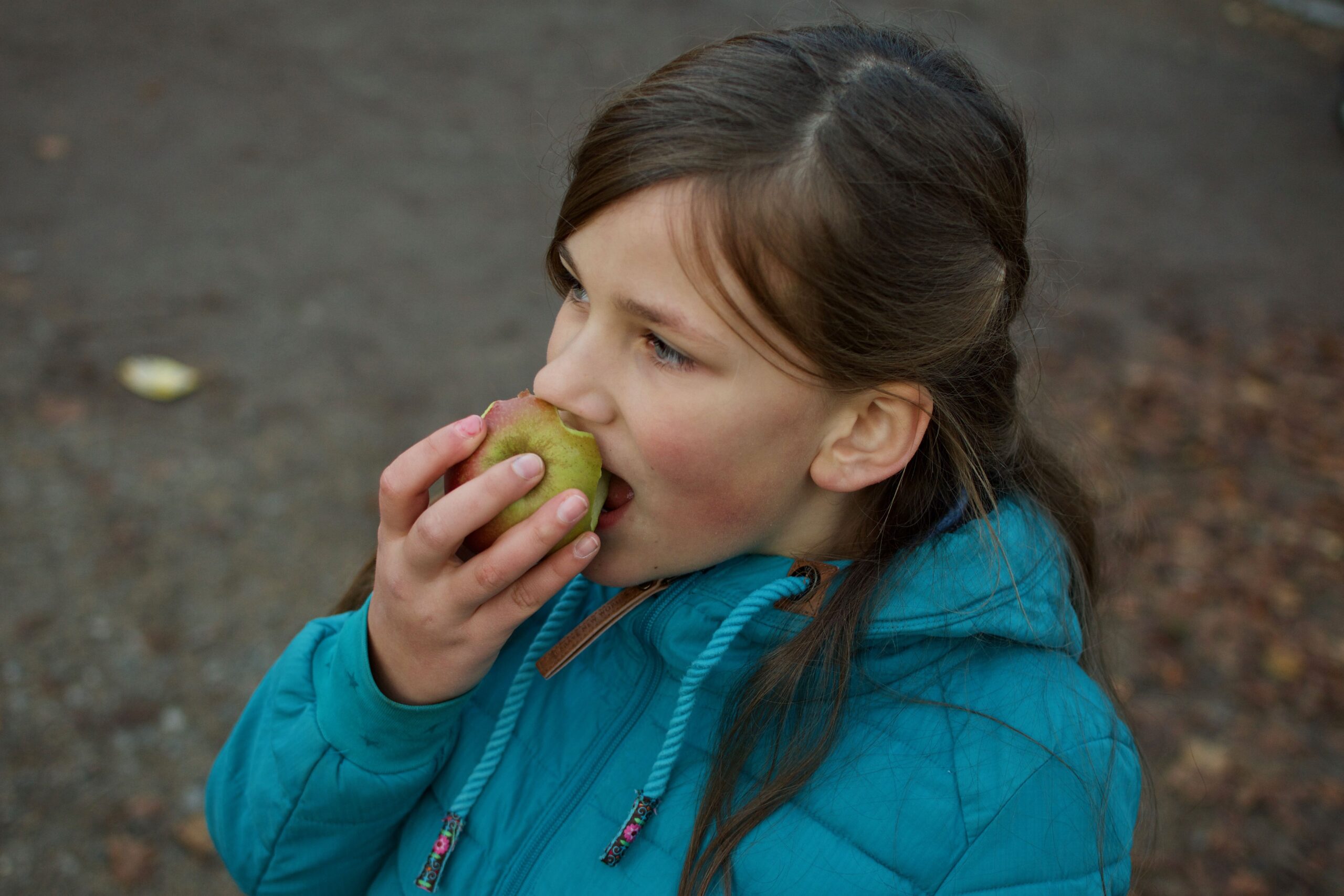 Kind isst Apfel