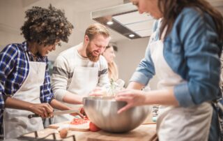 Menschen kochen gemeinsam