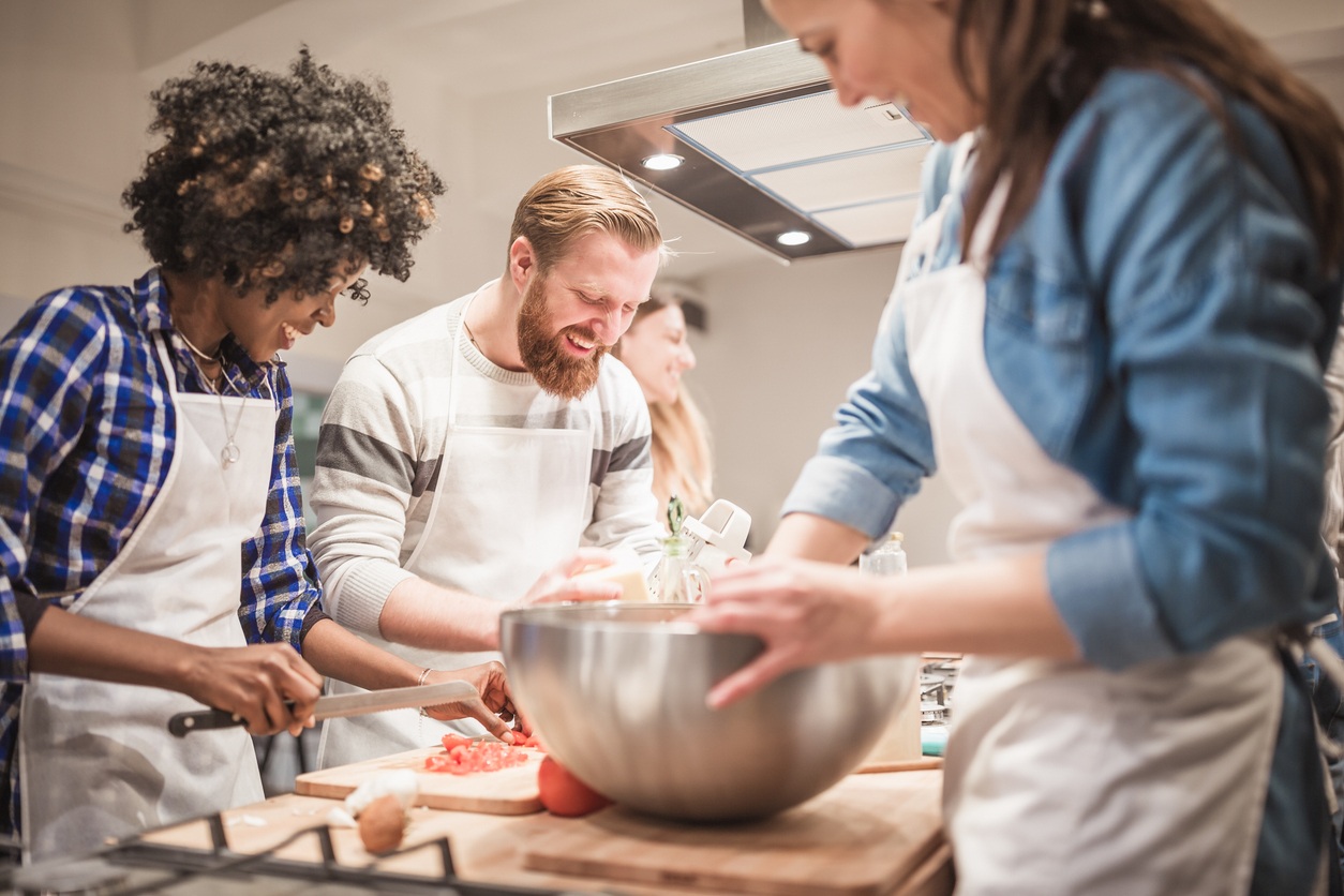 Menschen kochen gemeinsam